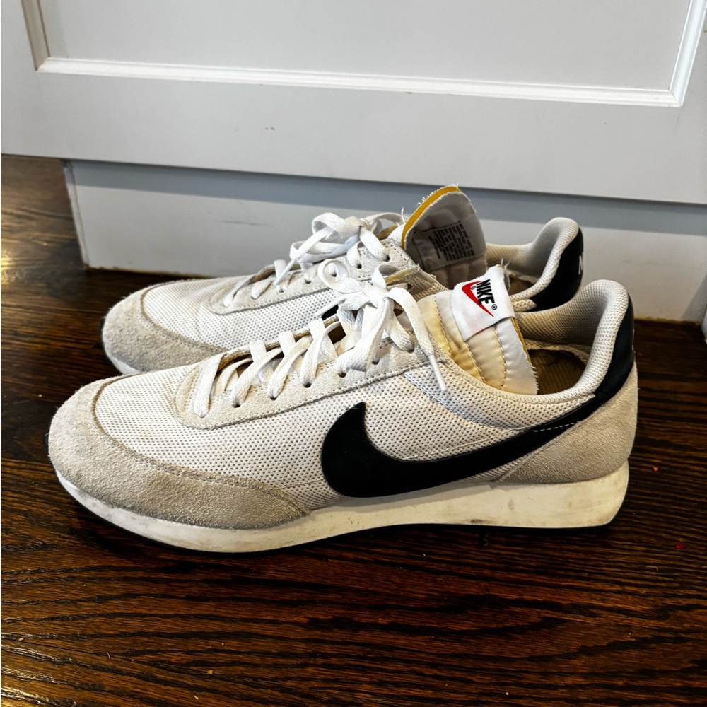 Nike White and Black Sneakers